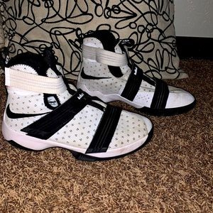 Kids 6 youth indoor basketball shoes